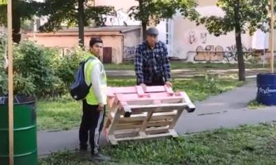В Петербурге чиновники демонтировали скамейки, установленные гражданами на свои деньги