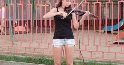 Выступление уличной скрипачки вызвало споры у москвичей