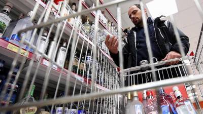 Минздрав предложил повысить возраст для продажи крепкого алкоголя - vm.ru - Россия