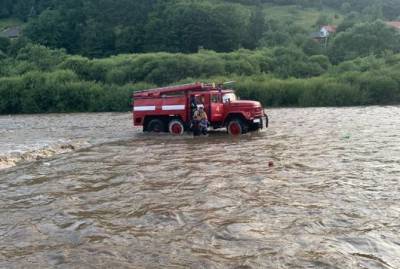 На Закарпатье спасли троих детей, оказавшихся посреди реки из-за сильных осадков