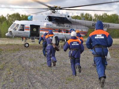 В России на Камчатке в озеро упал вертолет с туристами