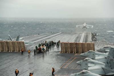 Попытки подрыва авианосца ВМС США назвали сигналом для России и Китая