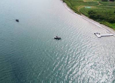 Внутри утонувшего в озере вертолета с туристами на Камчатке остались 8 человек