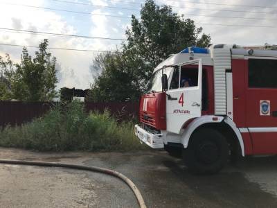 Астраханские огнеборцы более полутора часов тушили крупный пожар в Приволжском районе