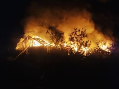 Три человека погибли, шесть пострадали: на Ямале продолжают полыхать деревянные дома