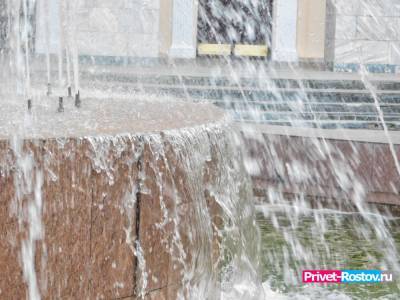 Мужчина искупался в фонтане ТЦ в Таганроге после странных действий на улице