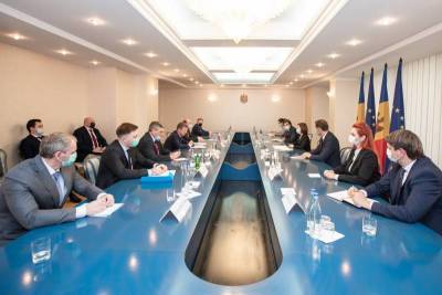 Встреча президента Молдавии Санду с замглавы администрации президента РФ Козаком прошла без флага России, но с флагом ЕС