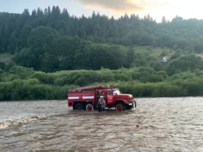 В Закарпатской области сотрудники ГСЧС спасли троих детей, оказавшихся посреди реки