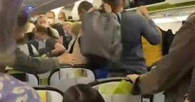 Пьяные москвичи устроили дебош на борту самолета и попали на видео