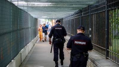 Полиция задержала более сотни мигрантов в ходе проверки овощебазы на Софийской