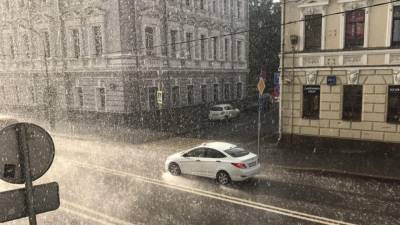 Сильный ливень принес в Москву почти половину месячной нормы осадков