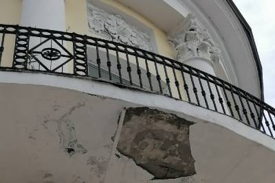 С исторического здания Рязанской областной Думы осыпалась штукатурка