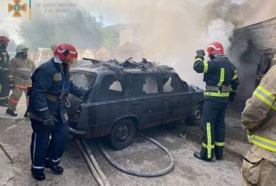 В Киеве огонь с загоревшегося здания перешел на гаражи
