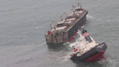 Сухогруз из Панамы развалился на части у берегов Японии