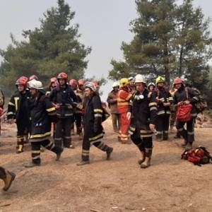 Украинские спасатели продолжают тушить пожары в Греции. Видео