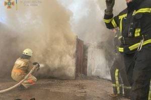 В Киеве пытаются потушить пожар в двухэтажном здании. ФОТО