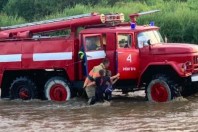 Во время подъема воды в реке на Закарпатье спасателям удалось спасти трех мальчиков