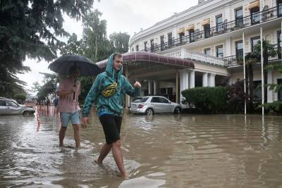 Затоплены дома и дороги: на Крым обрушились сильные дожди