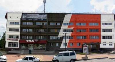 Эффектный красно-черный дизайн отеля "Бандерштадт" в Ивано-Франковске показал мэр города