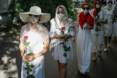 Женщины в белом и красном с розами в руках вышли на улицы Минска