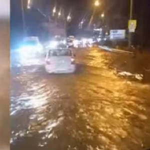 В Крыму после сильного ливня затопило участок дороги Симферополь-Ялта. Видео