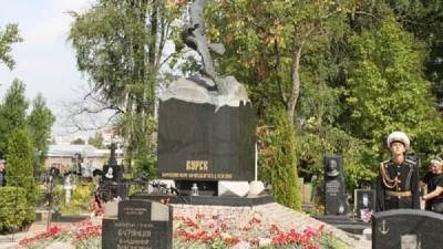 Память подводников «Курска» почтили на Серафимовском кладбище в Петербурге
