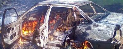 В Джизакской области мужчина, попавший в ДТП, сгорел в машине
