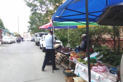 В Новосибирске начали изымать фрукты и овощи у нелегальных уличных торговцев