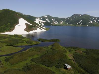 Затонувший в Курильском озере вертолет лежит на глубине 137 метров