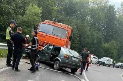 Трагедия на украинской трассе, авто на скорости влетело в грузовик: выжили не все