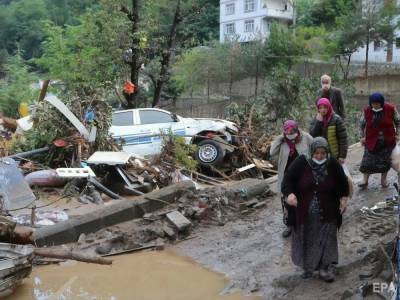 В Турции начались сильные наводнения. Вода разрушила дороги, затопила дома и машины. Видео