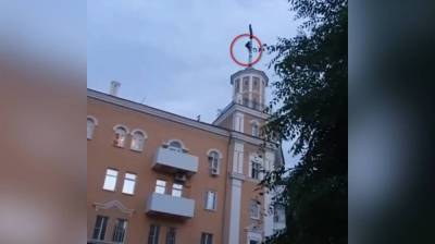 Воронежцы сняли на видео забравшегося на шпиль сталинки парня