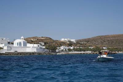У греческого острова Милос затонула яхта с туристами