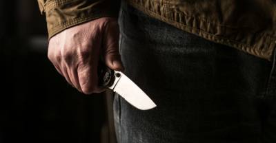 В Крыму пьяный мужчина приставал к детям с ножом