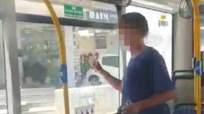 Видео: пассажир автобуса в Тель-Авиве разбил стекла молотком и угрожал водителю