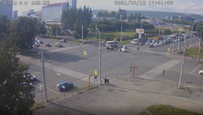 Момент тройного ДТП в Кемерове попал на видео