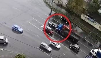 Серьезное ДТП на Пошехонском шоссе: КАМАЗ протаранил легковушку