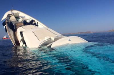 Возле греческого острова Милос затонула яхта: людей удалось спасти