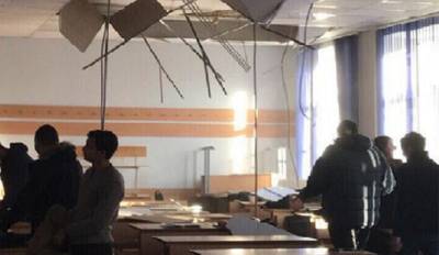 Фото: потолок рухнул на студентов в корпусе Политеха в Петербурге
