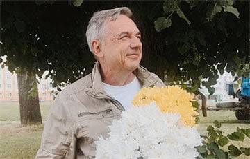 Отец Марии Колесниковой пришел с цветами к зданию суда