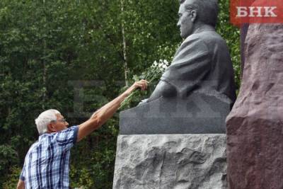 Человек-эпоха и мощная личность: в Сыктывкаре почтили память первого главы Коми Юрия Спиридонова