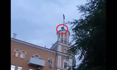Видео с забравшимся на шпиль здания парнем сняли в Воронеже