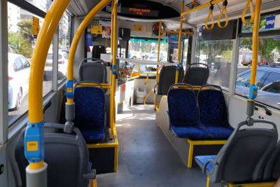 Пассажир перебил молотком стекла в автобусе после конфликта с водителем