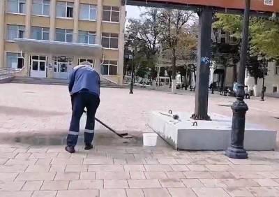 Рязанцы засняли на улице Почтовой мужчину, вычерпывающего лопатой воду из лужи