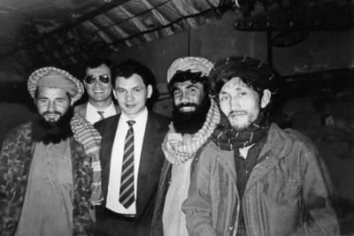 Шойгу прокомментировал свое фото 30-летней давности с моджахедами в Кабуле