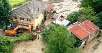 Наводнение в Турции унесло жизни шести человек, вода сметает автомобили и разрушает дома