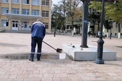 На улице Почтовой в Рязани коммунальщики убирают лужи лопатами
