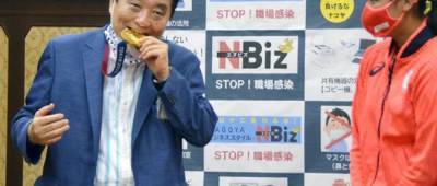 СМИ: Японской спортсменке заменят золотую олимпийскую медаль, которую попробовал на зуб мэр города