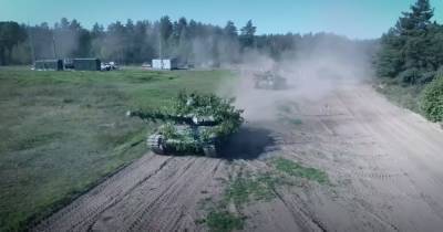 "Абрамсы" против Т-72 и "Арматы": чьи танки круче