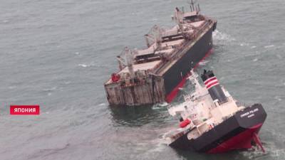 У берегов Японии раскололось надвое грузовое судно из Панамы. Нефтяное пятно уже выросло до 5 км (+видео)